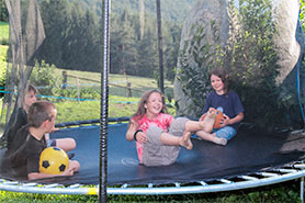 I bambini in vacanza godono il trampolino