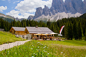 Eine Almhütte unter den Geislern in Villnöss