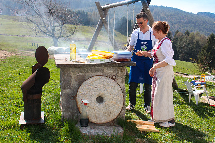 Bäuerin Maria beim Grillen für die Urlauber