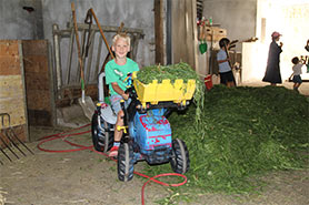 Kinder spielen auf dem Bauernhof