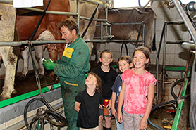 Ferien-Kinder mit Bauer Herbert im Stall