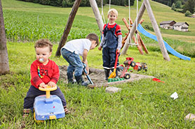 Ein eigener Spielplatz gehört zu den Ferienwohnungen