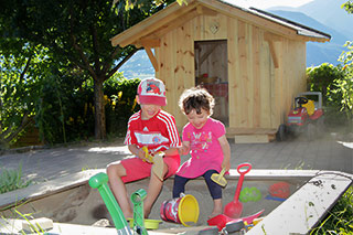 Daniel und Sandra auf dem Spielplatz