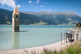 Der Reschen Stausee in Südtirol